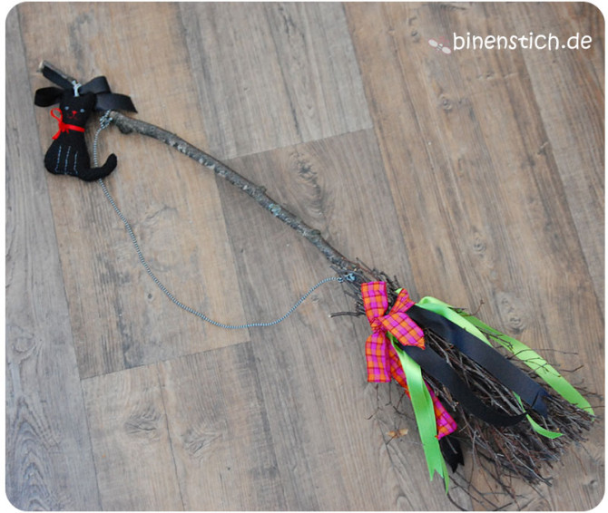Fertig! DIY-Hexenbesen aus Reisig mit Zierbändern und schwarzer Katze | binenstich.de