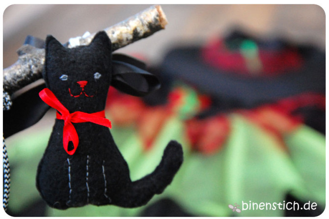 Schwarze DIY-Katze für den DIY-Hexenbesen | binenstich.de