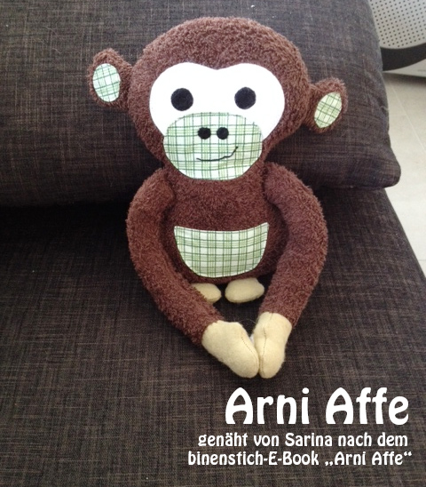 Süßer Affe mit Klettpunkten an den Händen, genäht von Sarina nach dem binenstich-Ebook "Arni Affe" | binenstich.de