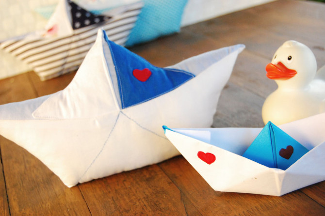 Papierboot-Kissen: Papierschiffchen aus Stoff nähen | binenstich.de